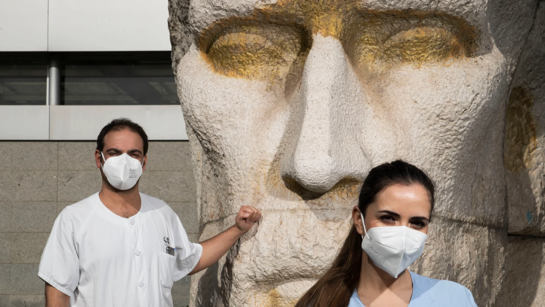 Sebastián García , neurólogo, y Beatriz Zaragoza, enfermera. Trabajadores del hospital Ramón y Cajal de Madrid