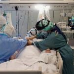 Sanitarios de la Unidad de Cuidados Intensivos (UCI) del Hospital Santa Lucia de Cartagena atienden a un paciente