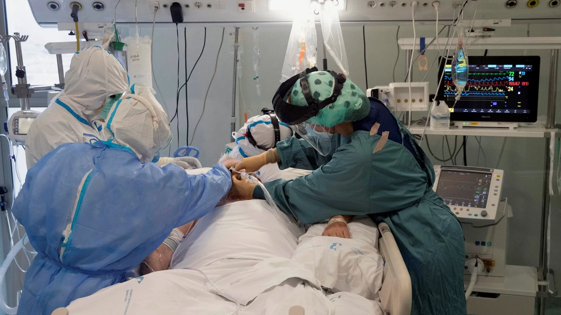 Sanitarios de la Unidad de Cuidados Intensivos (UCI) del Hospital Santa Lucia de Cartagena atienden a un paciente