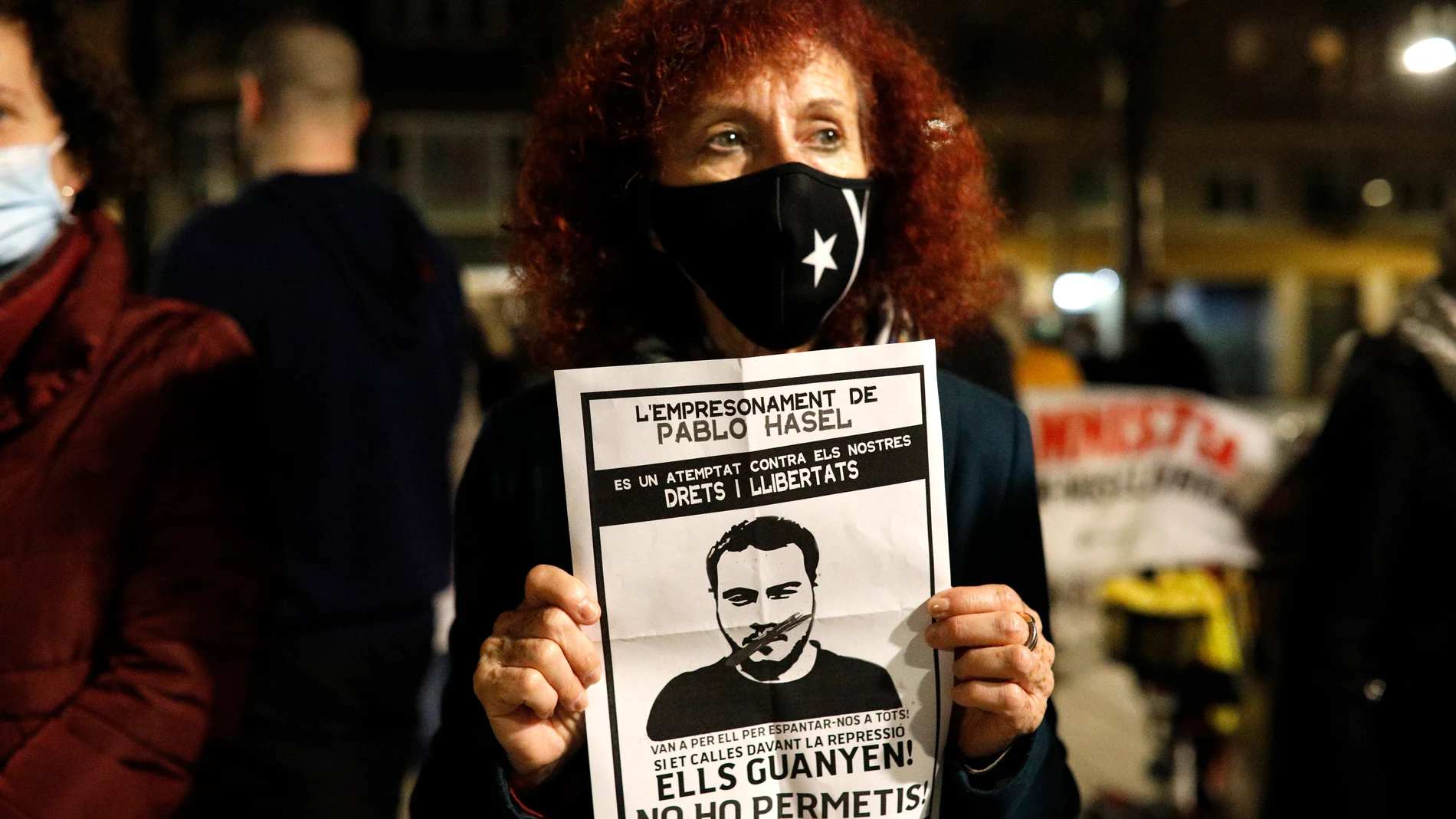 Una mujer sostiene un cartel contra el encarcelamiento de Pablo Hasel, durante una manifestación en apoyo a este poeta y rapero, en Barcelona.