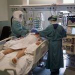 Una sola inyección de peginterferón-lambda reduce el riesgo de hospitalización en UCI en pacientes Covid-19 graves