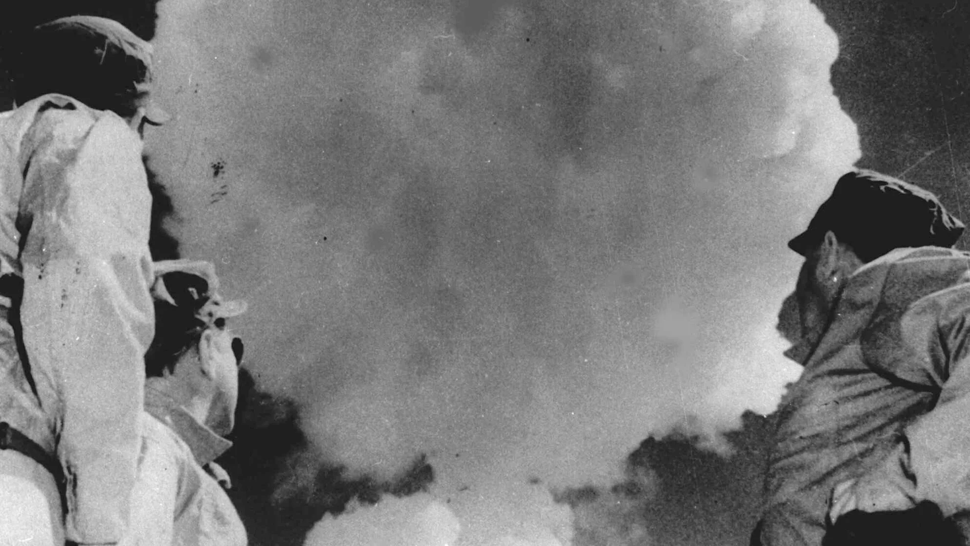Foto de archivo del 22 de abril de 1952. En ella se ve a soldados estadounidenses observando la nube en de una explosión atómica en Yucca Flat, Nevada. (AP Photo, File)