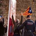 TARRAGONA, 06/02/2021.- Grupos de independentistas se manifiestan contra el mitin que VOX ha organizado hoy en Tarragona con la presencia del presidente del partido, Santiago Abascal, y el candidato a la presidencia de la Generalitat, Ignacio Garriga. EFE/Enric Fontcuberta