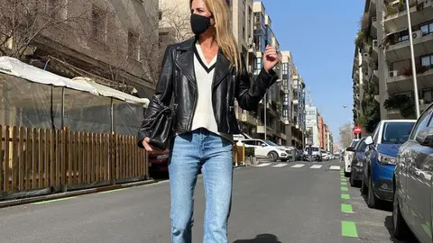 Amelia Bono con los vaqueros y el chaleco más en tendencia.