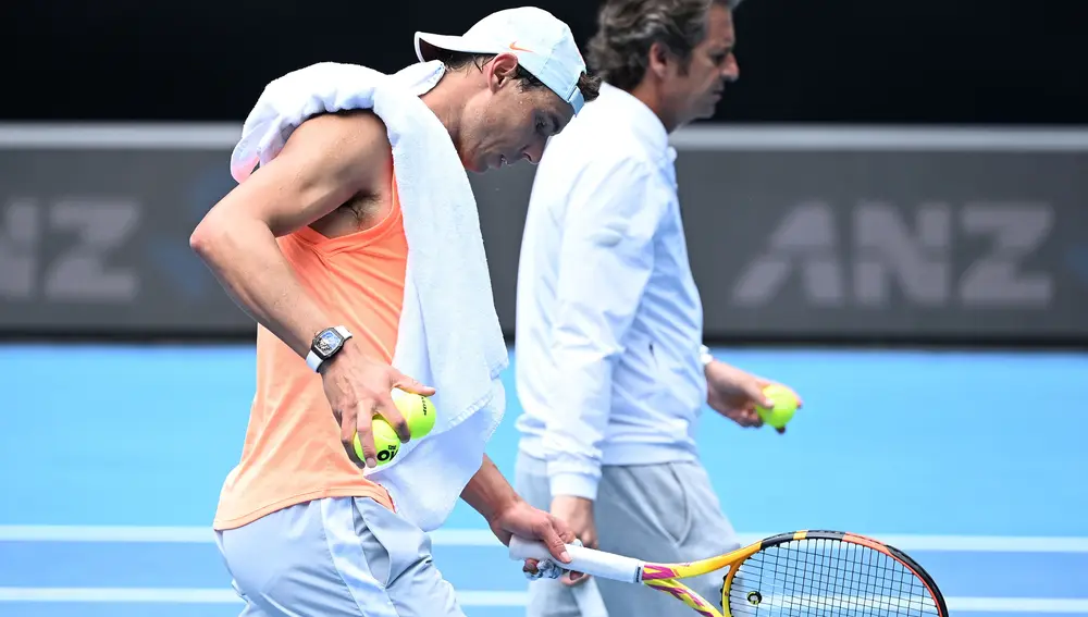 Rafael Nadal camina junto a Francis Roig durante un entrenamiento en Melbourne