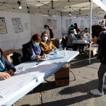 Varias personas procedentes de Ecuador en una de las 64 mesas electorales repartidas por varias poblaciones de la Región de Murcia, en el Auditorio de Centro y Congresos de Murcia (España), a 7 de febrero de 2021. Unos 20.00 ecuatorianos están llamados a votar en Murcia para las elecciones generales de Ecuador que pondrán fin a la presidencia de Lenín Moreno.07 FEBRERO 2021;ECUADOR;VOTOS;URNASJavier Carrión / Europa Press07/02/2021