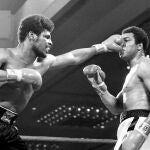 Leon Spinks golpea a Muhammad Ali