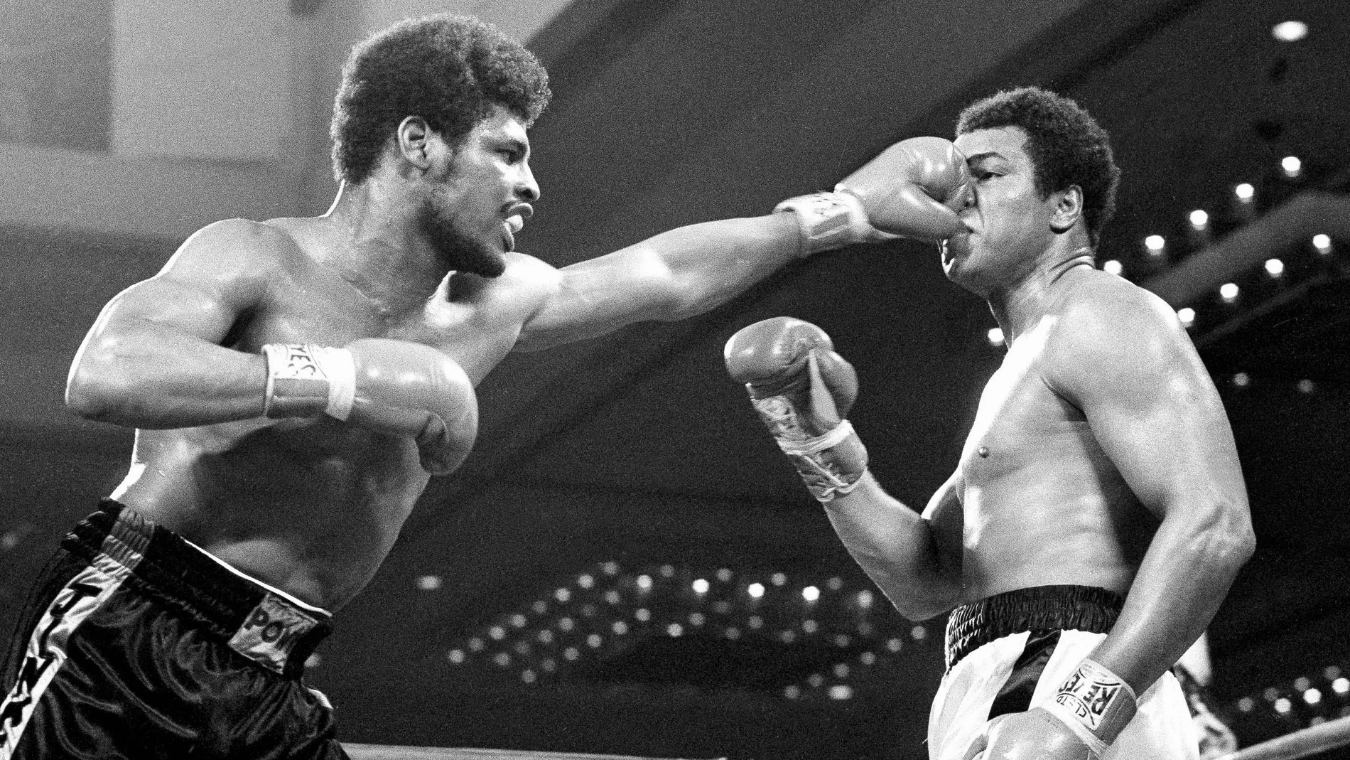 Leon Spinks golpea a Muhammad Ali