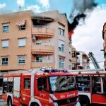 Los bomberos trabajan para sofocar el incendio en una vivienda en Alicante