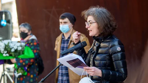 Maite Pagazaurtundúa, hermana de Joxeba, asesinado por ETA el 8 de febrero de 2003 en Andoian, en el homenaje este domingo en el monumento a las víctimas del terrorismo situado en Logroño