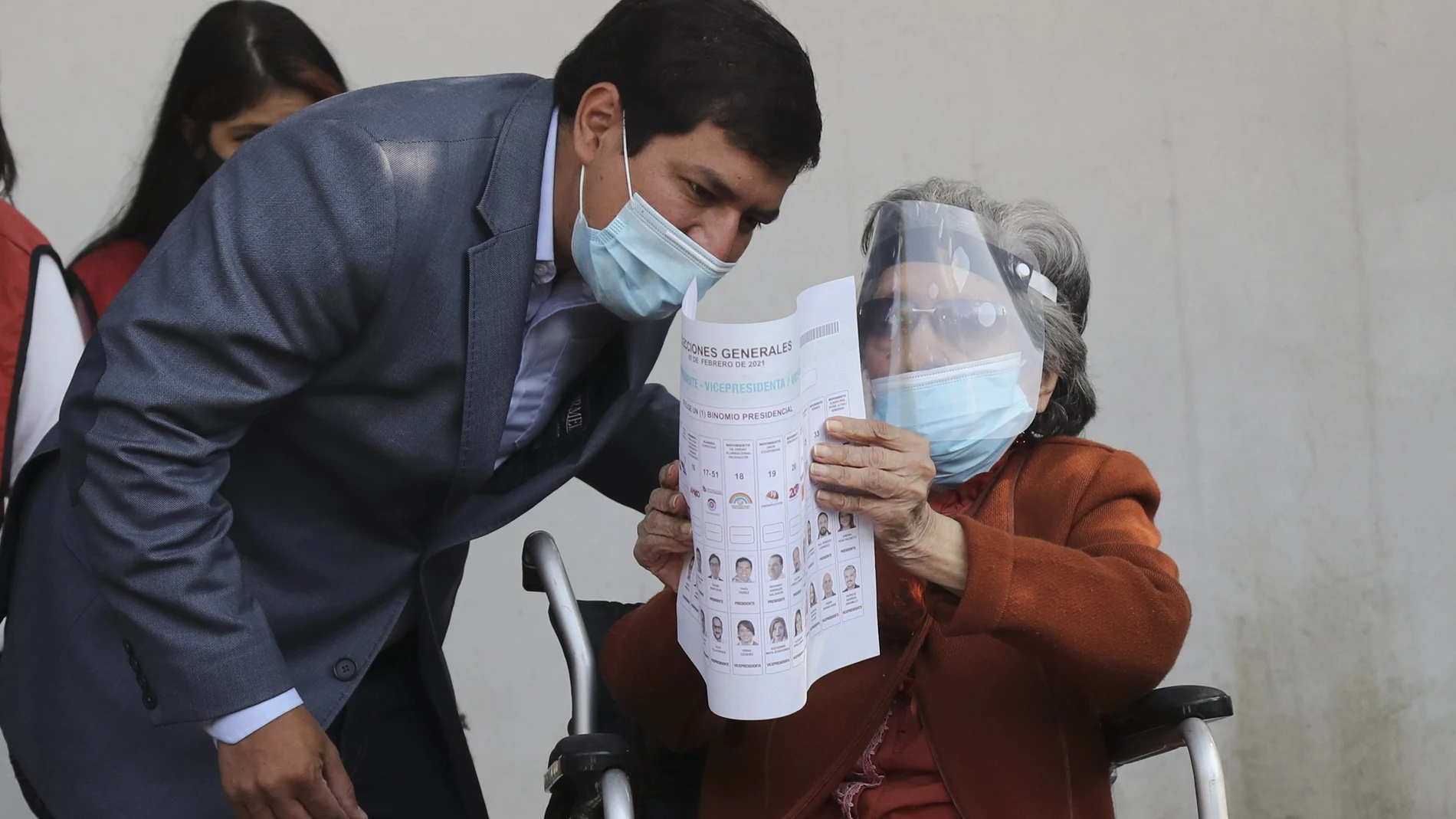 El candidato favorito, Andrés Arauz, acompaña a su abuela, Celina Galarza, a votar en Quito