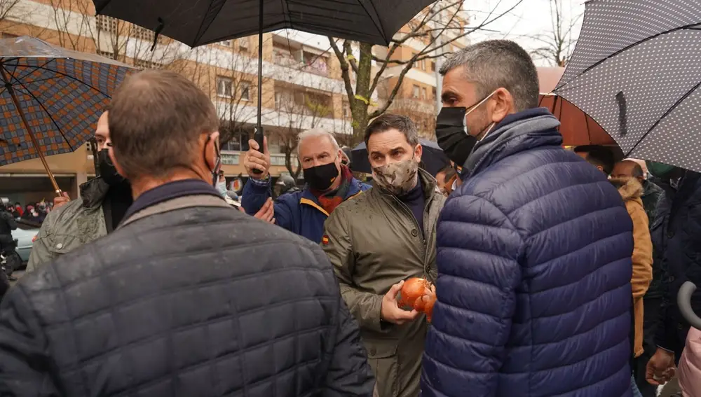 El líder de Vox, Santiago Abascal se dirige al jefe del dispositivo de los mossos y le muestra uno de los objetos que les han arrojado, una cebolla