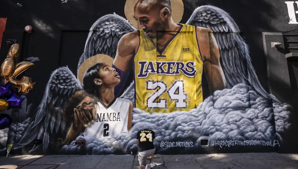 Adam Dergazarian presentando sus respetos en el mural en honor a Kobe Bryant y su hija Gianna. (AP Photo/Jae C. Hong, File)