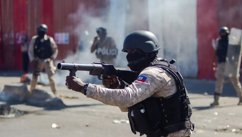 Miembros de la policía se enfrentan con varias personas en Puerto Príncipe (Haití)