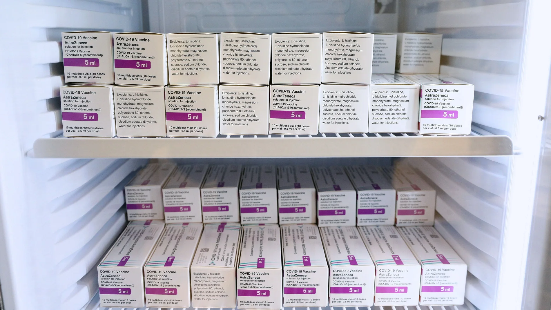 Vacunas de AstraZeneca en una de las neveras del Servicio de Farmacia del Hospital Clínico Universitario de Zaragoza