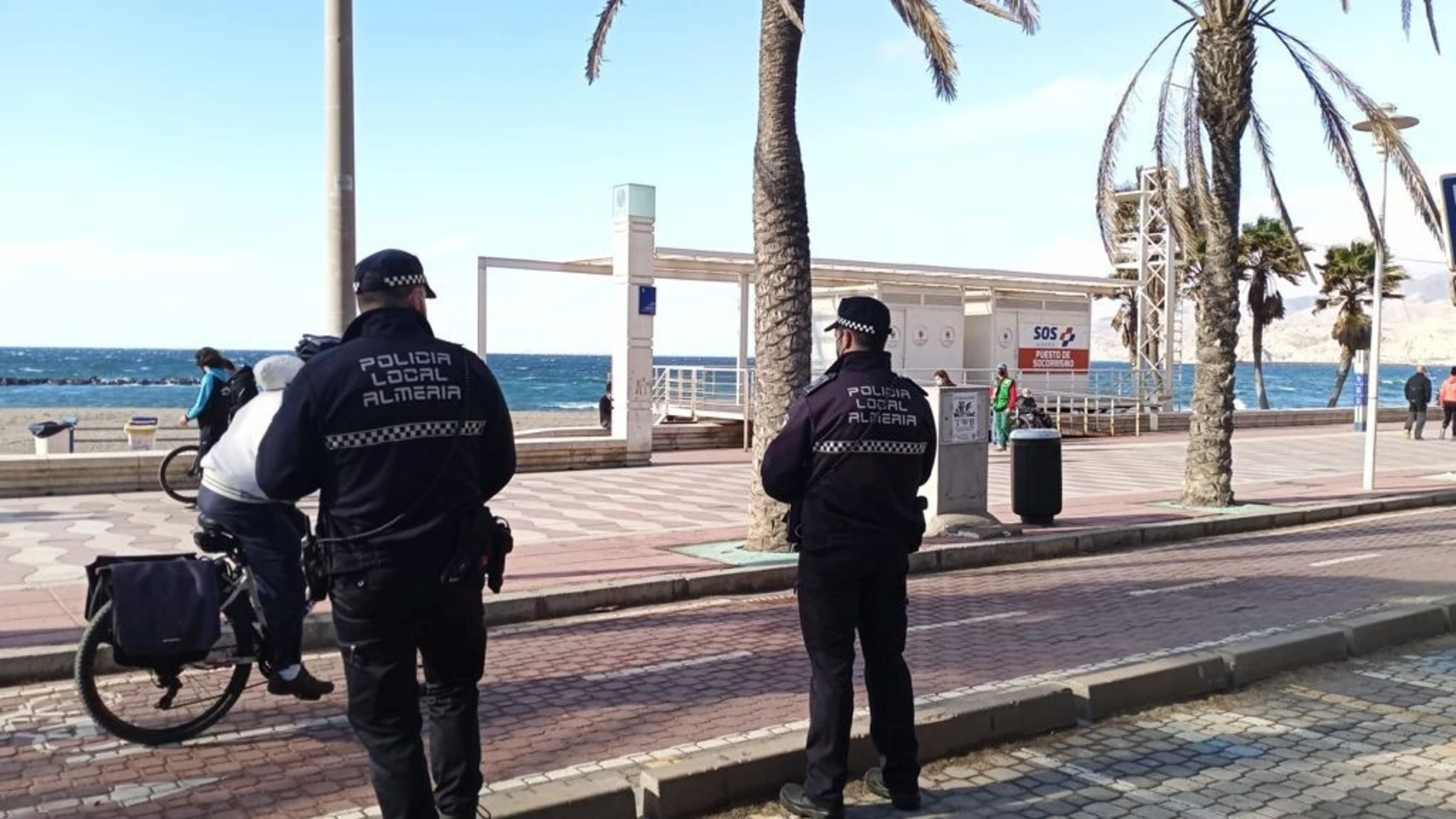 Agentes de la Policía Local en el Paseo Marítimo de Almería