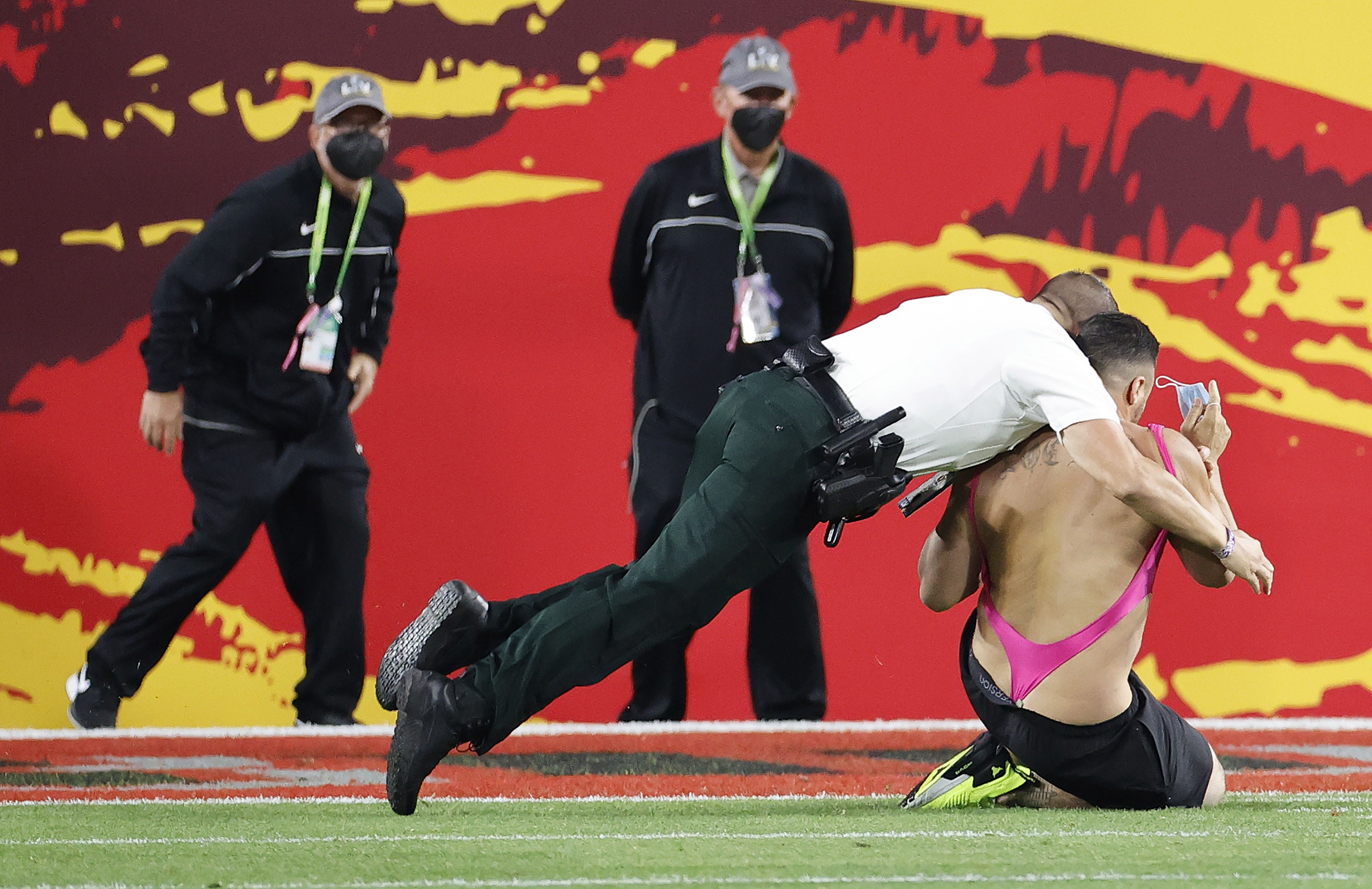 Un espontáneo medio desnudo saltó al campo en la Super Bowl foto