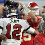 Tom Brady es felicitado por Mahomes después de ganar su séptima Super Bowl