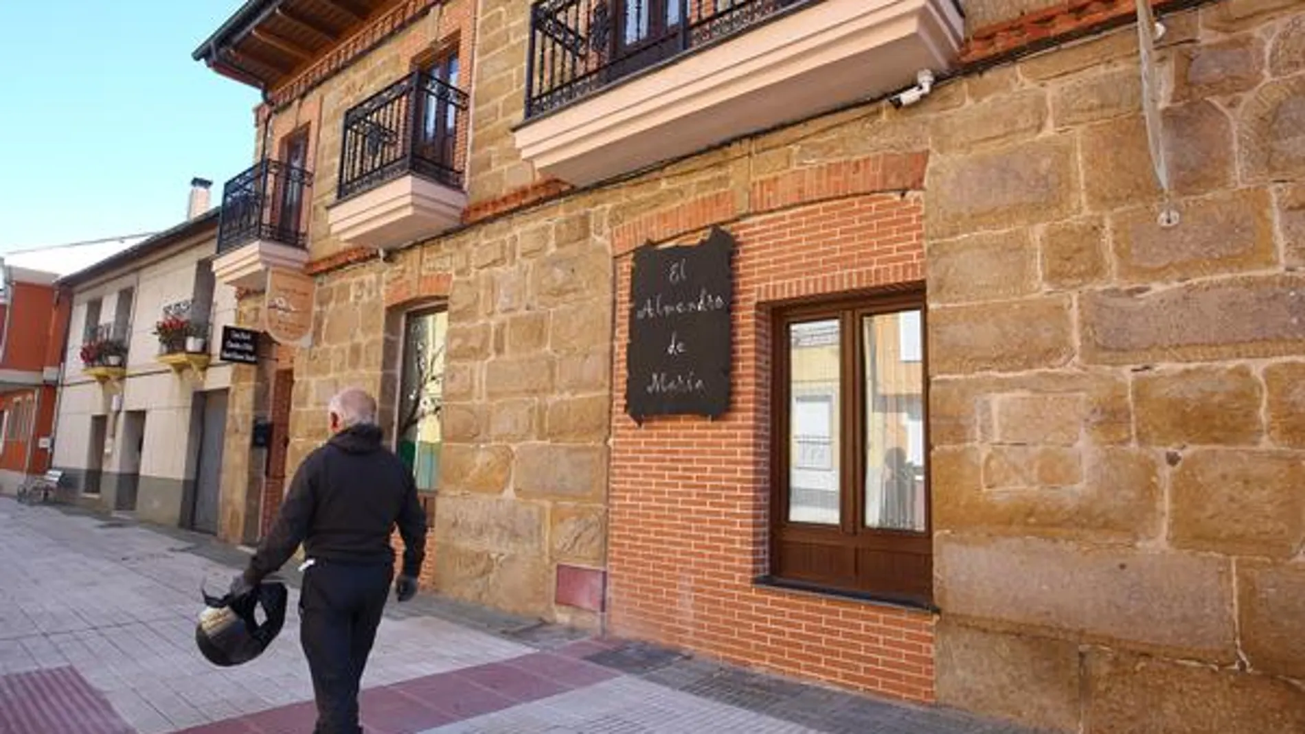 Casa rural "El Almendro de María", situada en la localidad de Columbrianos (León), perteneciente al municipio de Ponferrada
