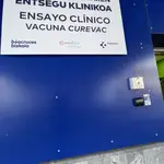 Cartel de la sala donde 50 voluntarios participan diariamente durante en el ensayo clínico de la vacuna alemana Curevac en el Hospital de Cruces de Bilbao