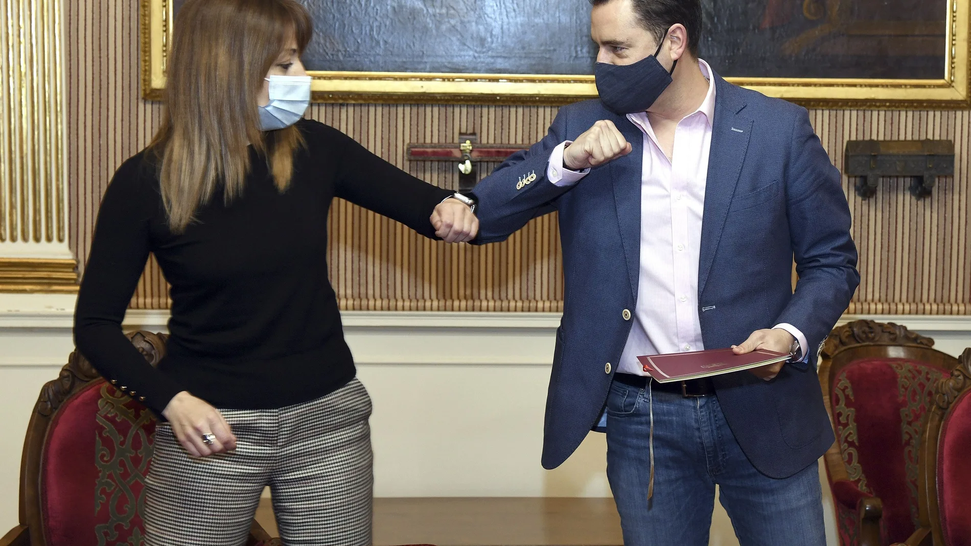 El alcalde de Burgos, Daniel de la Rosa, y la directora de la prisión burgalesa, Elena Ramos, tras firmar el acuerdo