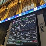 Un panel muestra la evolución del IBEX 35 en el interior de la Bolsa de Madrid