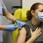 Una voluntaria en el momento de recibir la vacuna contra la covid-19 desarrollada por el laboratorio alemán CureVac, dentro de los ensayos en el hospital vizcaíno de Biocruces