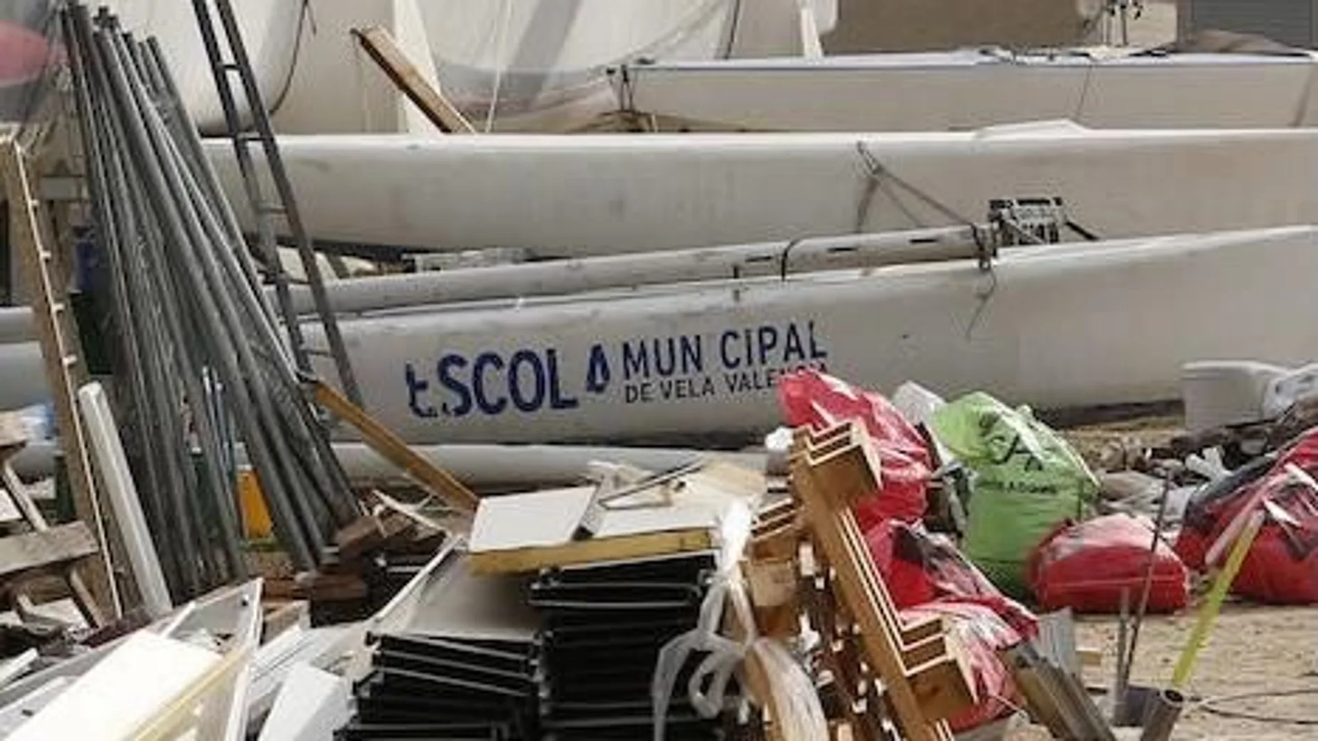 El catamarán de Alinghi está abandonado junto a otros enseres en dique seco en la Marina