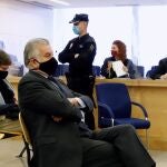 El extesorero del PP Luis Bárcenas (C) sentado en el banquillo de los acusados durante la primera sesión del juicio de los "papeles de Bárcenas"