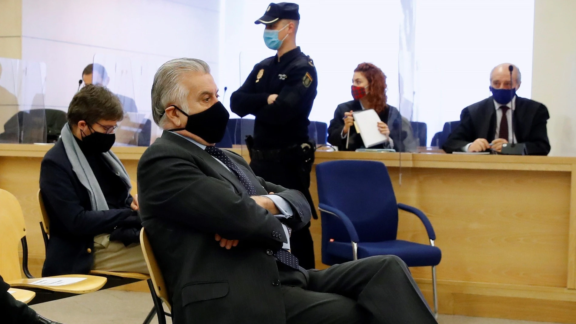 El extesorero del PP Luis Bárcenas (C) sentado en el banquillo de los acusados durante la primera sesión del juicio de los "papeles de Bárcenas"