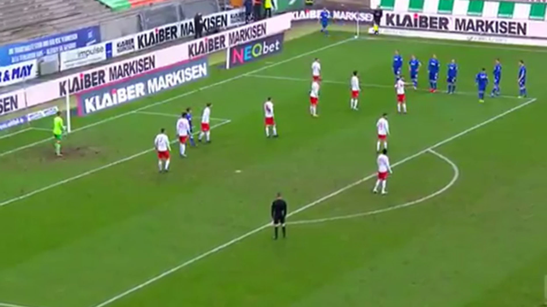 Así se situaron los futbolistas del Karlsruher antes de sacar un córner.