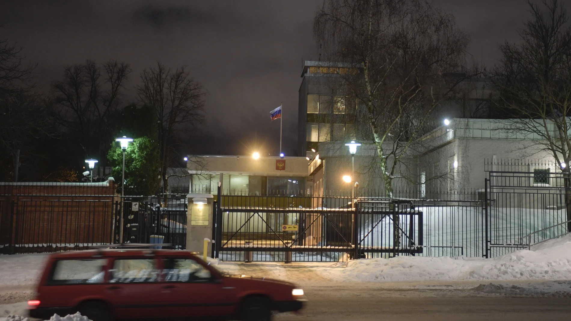Imagen hoy exterior de la Embajada de Rusia en Estocolmo después de conocerse la expulsión de un diplomático ruso