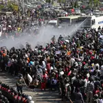 La policía dispara un cañón de agua contra los manifestantes que se manifiestan contra el golpe en Naipydó