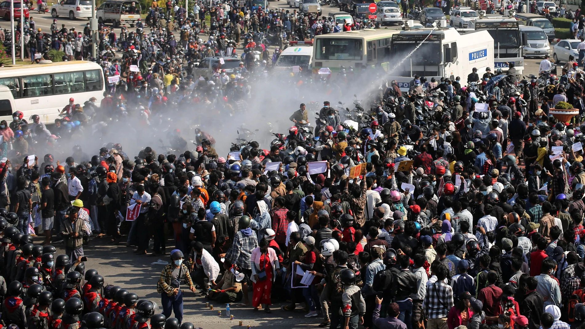 La policía dispara un cañón de agua contra los manifestantes que se manifiestan contra el golpe en Naipydó
