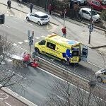 La ambulancia atiende a la mujer atropellada
