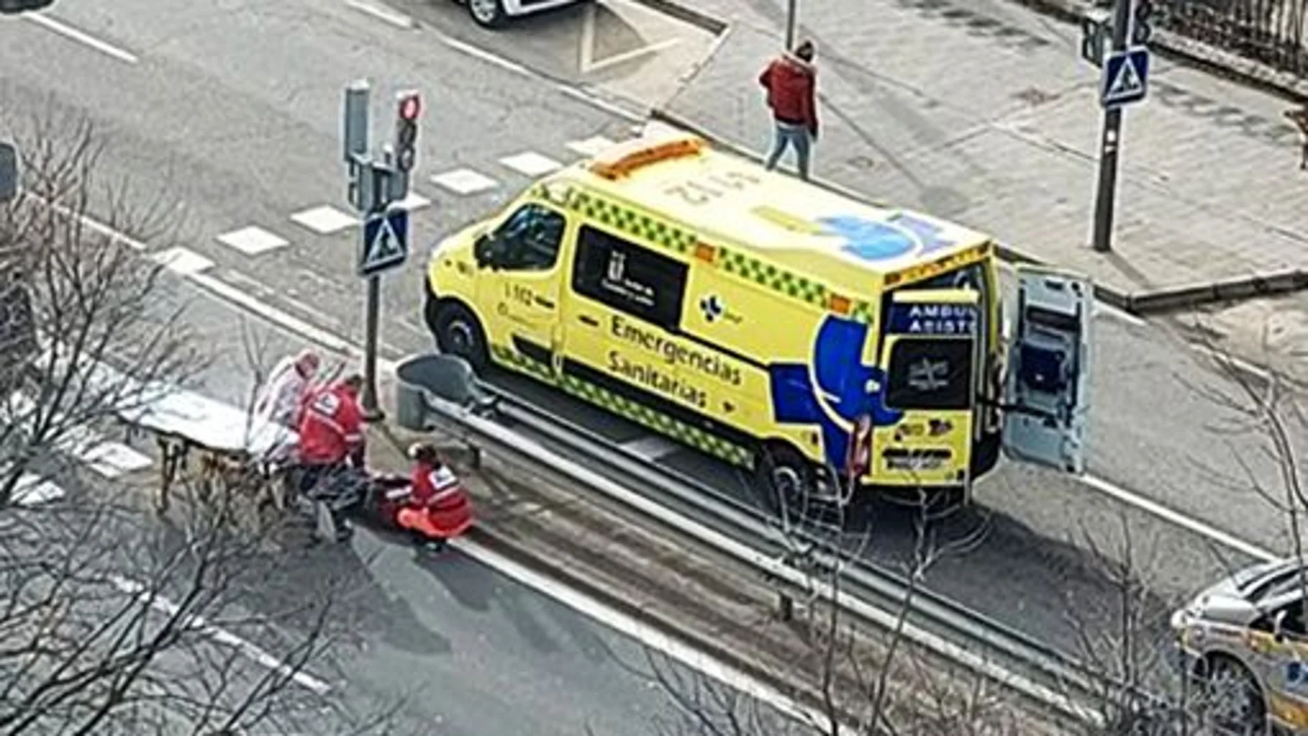 La ambulancia atiende a la mujer atropellada