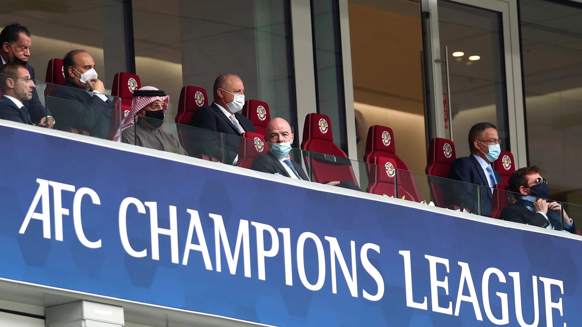 Aleksander Ceferin, presidente de la UEFA; Salman bin Ibrahim Al Khalifa, presidente de la Confederación Asiática y Gianni Infantino, presidente de la FIFA