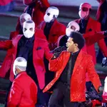 El artista canadiense The Weeknd, durante su actuación en el descanso de la Superbowl de 2021 disputada entre los Tampa Bay Buccaneers y los Kansas City Chiefs