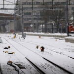 Nieve en los raíles de la estación de Zwolle en Zwolle, Países Bajos