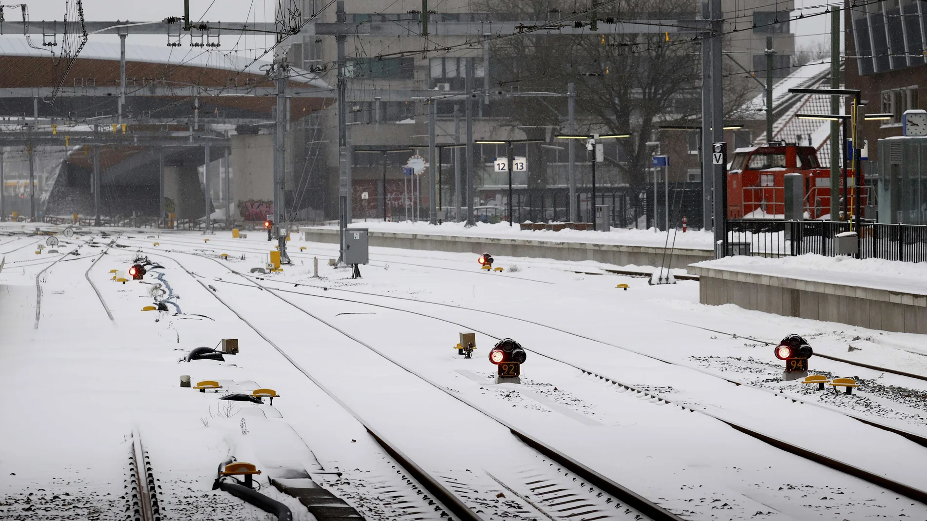 Nieve en los raíles de la estación de Zwolle en Zwolle, Países Bajos
