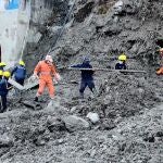 Servicios de emergencia durante el rescate a los trabajadores en uno de los proyectos hidroeléctricos en la aldea de Reni en el distrito de Chamoli