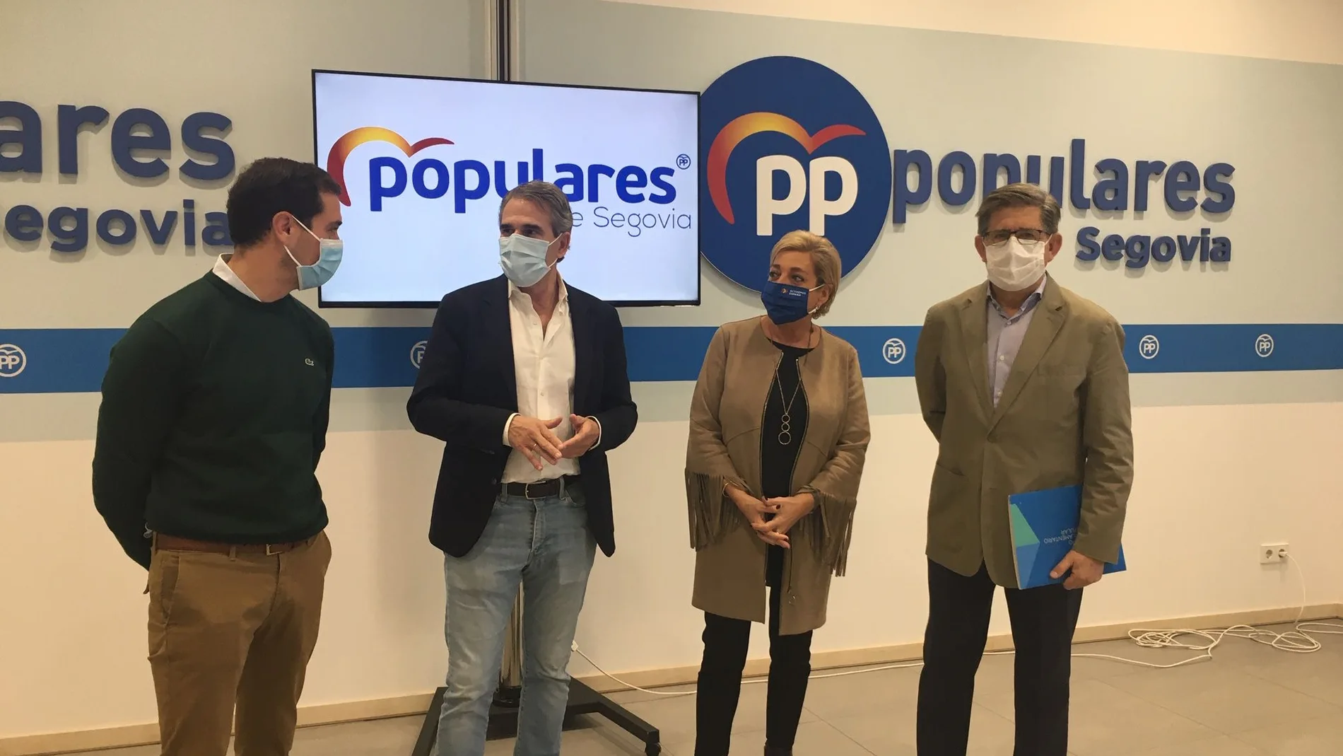 Los parlamentarios del PP de Segovia liderados por la presidenta Paloma Sanz