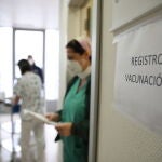 Sanitarios en la sala de registro de vacunación para inyectar la vacuna de Pfizer-BioNTech contra la Covid-19 a sanitarios del Hospital Infanta Sofía de San Sebastián de los Reyes, Madrid
