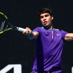 Carlos Alcaraz, durante su estreno en el Open de Australia ante el jugador de Países Bajos Botic van de Zandschulp