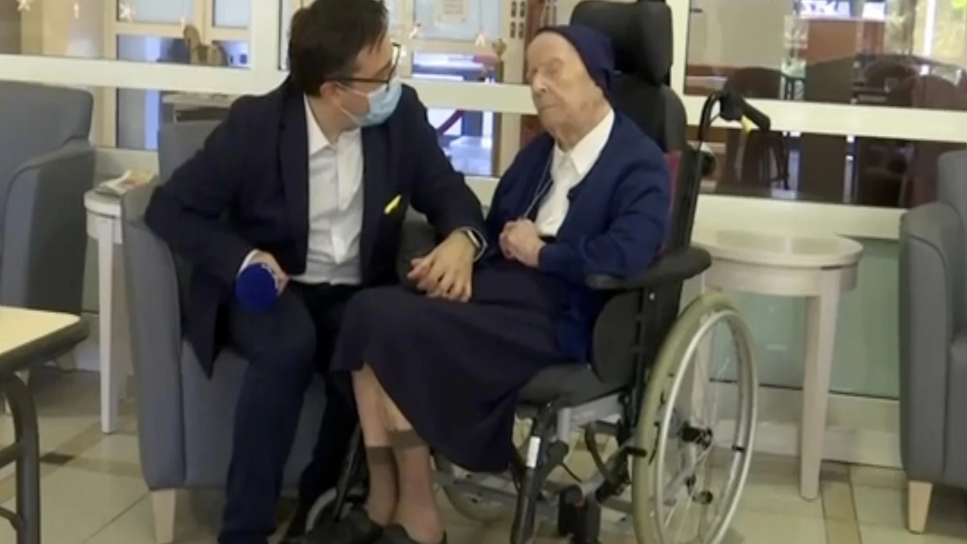 La monja Lucile Randon es entrevistada por el portavoz de la residencia en Toulon, Francia