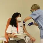 Un trabajador sanitario inyecta una dosis de la de Pfizer-BioNTech contra la Covid-19 a una sanitaria del Hospital Infanta Sofía de San Sebastián de los Reyes, Madrid (España)