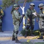 Fuerzas federales acordonan la zona donde se registró el pasado día 8 un enfrentamiento entre un grupo armado, en Zapopan (México).