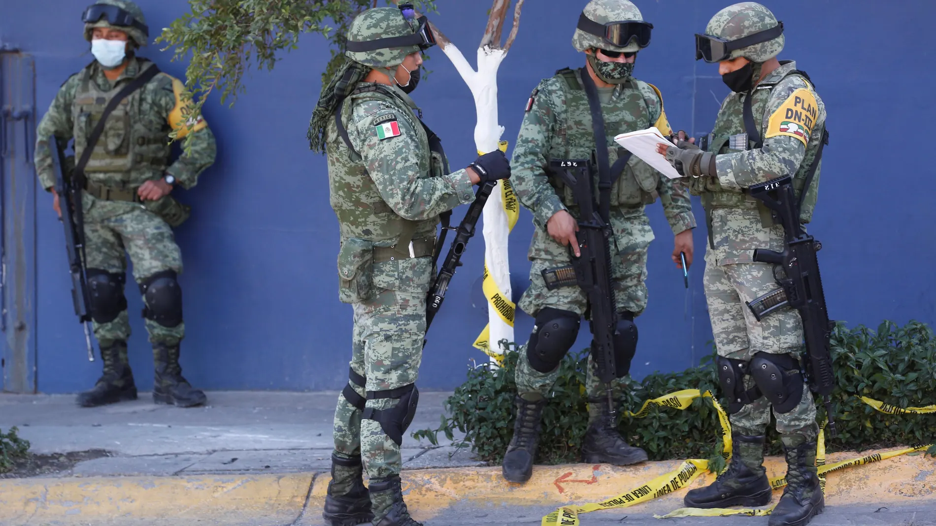 Fuerzas federales acordonan la zona donde se registró el pasado día 8 un enfrentamiento entre un grupo armado, en Zapopan (México).