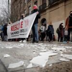 Hosteleros rompieron ayer platos ante las instituciones