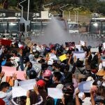 La policía dispara un cañón de agua contra los manifestantes contra el golpe militar en Naypyitaw